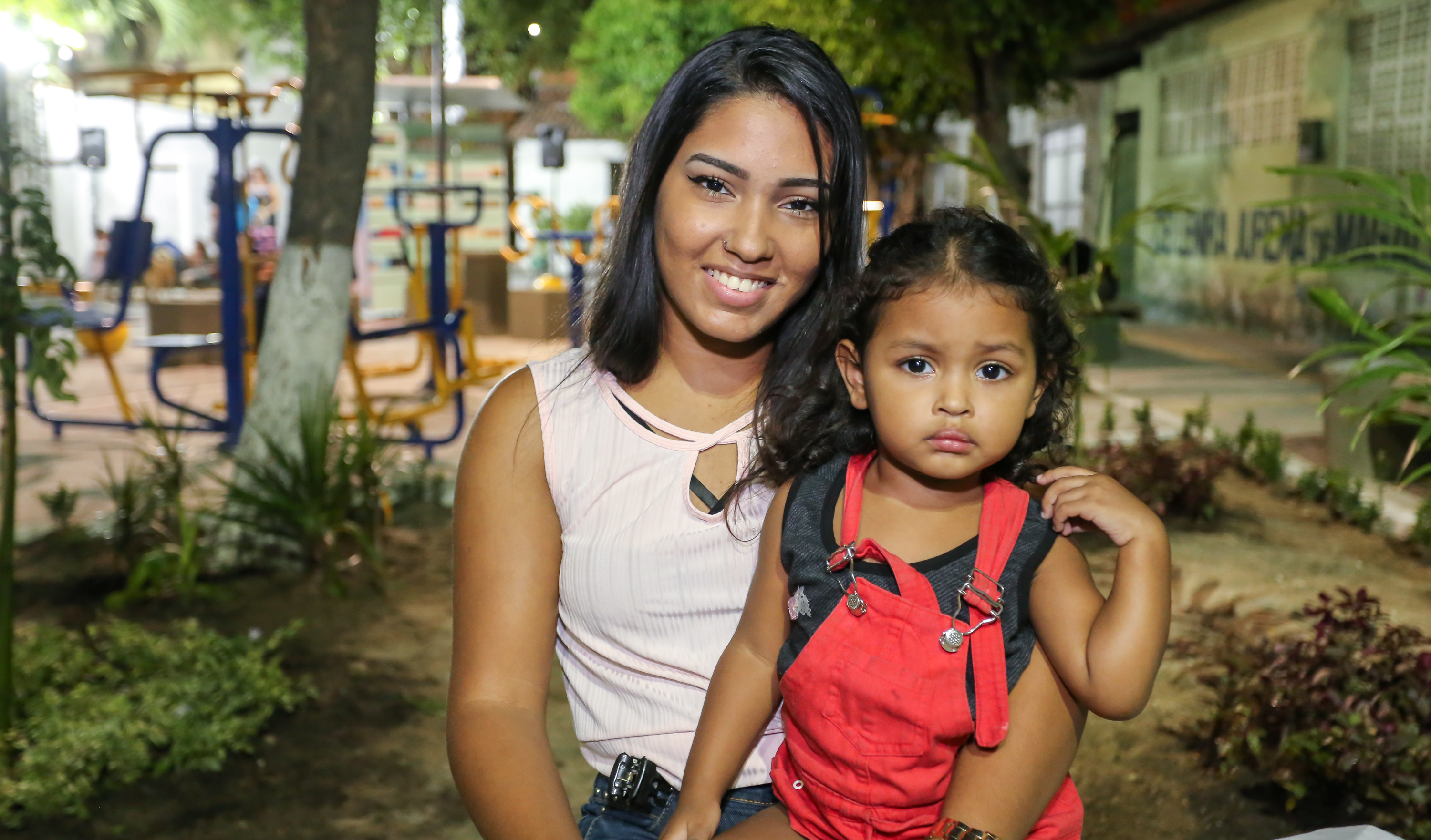 mulher posa com criança no colo